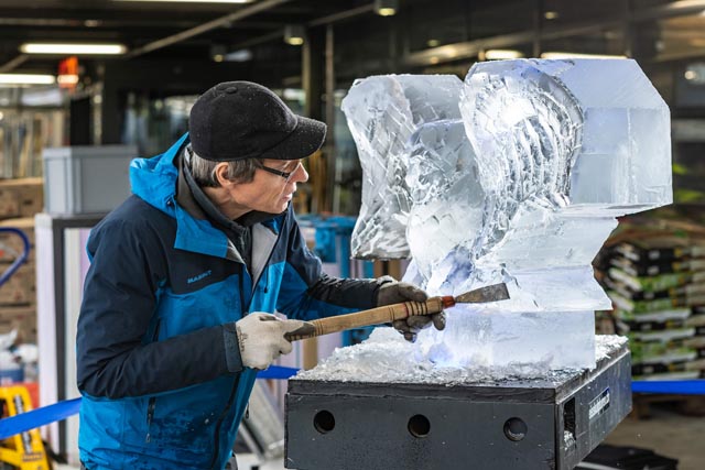 Fredi Odermatt zaubert aus einem 150kg Eisblock Harrys Eule «Hedwig» (75 kg). Foto: zVg