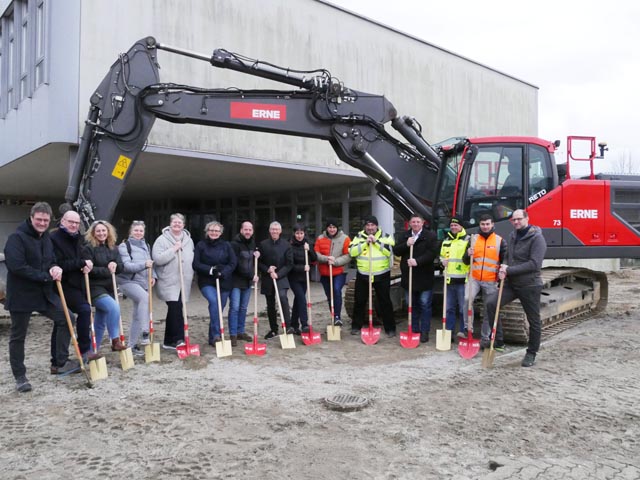 15 Spaten für einen Schulneubau: Die werden vielleicht nicht ganz reichen, aber der Anfang ist gemacht. Foto: Jörn Kerckhoff