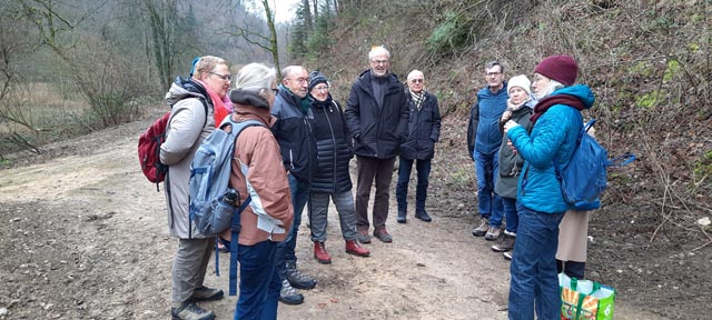Interessierte Exkursionsteilnehmer erfahren viel Wissenswertes von Astrid Schönenberger Foto: NVR