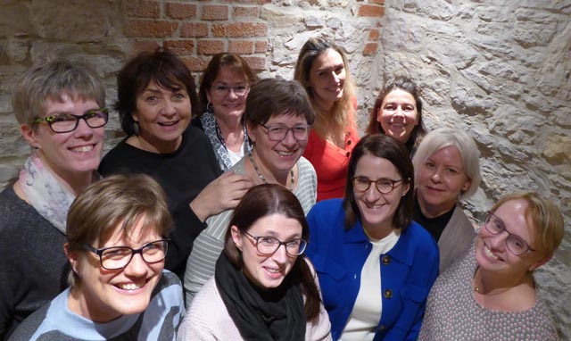 Vorstand mit Präsidentin Anita Jegge (Mitte), Sabine Paul, Yvonne Bergk, Patrizia Amsler, Karin Finkbeiner und Neumitglieder: Ursula Rebmann, Sabrina Winter, Cornelia Cargioli, Rahel Näf, Evelyn Reina und Angela Vouvos (Ruth von Allmen nicht auf dem Foto). Foto: zVg