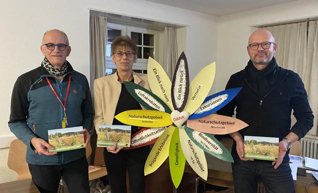 Von links: Andre Blaettler, Lilian Brunner und Thomas Wohldmann vom Vorstand haben sich für das Jubiläumsjahr kräftig ins Zeug gelegt und eine Broschüre kreiert, die sich sehen lassen kann. Foto: Sonja Fasler