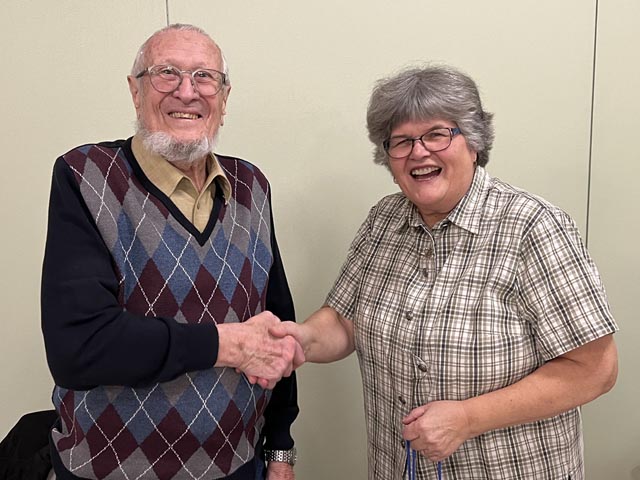 Präsidentin Beatrice Waldmeier gratuliert und dankt Jubilar Freddy Hartmann. Foto: zVg