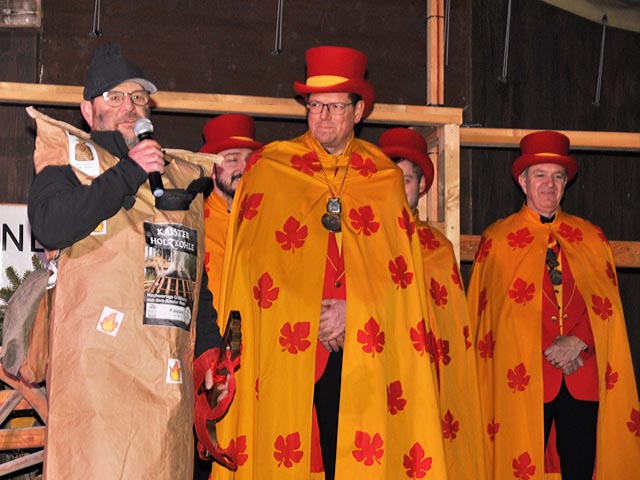 Gemeinderat Willy Burkhalter (links) bei der Schlüsselübergabe an Narrenvater Marco Zaugg (Bildmitte). Foto: Jörg Wägli