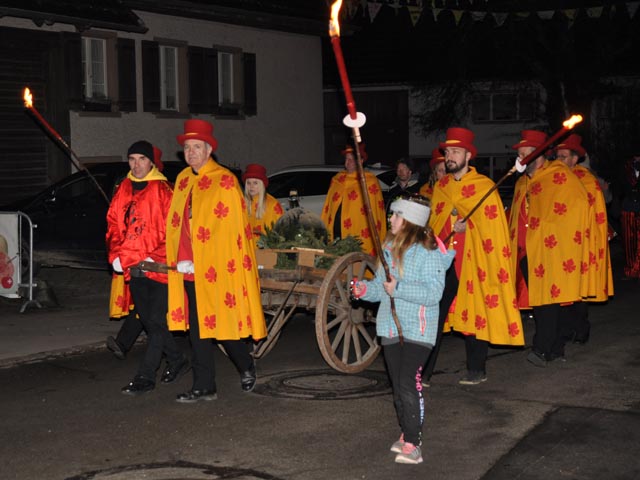 Noch sitzt Haldejoggli in der Mostflasche, in welche er zum Ende der Fasnacht 2022 verbannt wurde – doch die Freilassung naht... Foto: Jörg Wägli