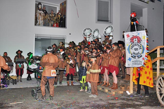 Auftritt der «Prototype», begleitet von ihrer neuen Vereinsfahne mit Maskottchen «Hurli» auf der Fahnenspitze. Foto: Jörg Wägli