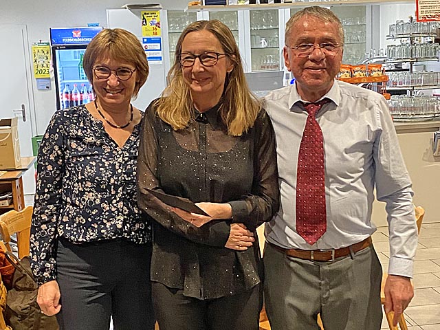 Präsidentin Theres Soder, Marianne Brunner (20 Jahre Kursleiterin) und Vizepräsident Edy Söder. Foto: zVg