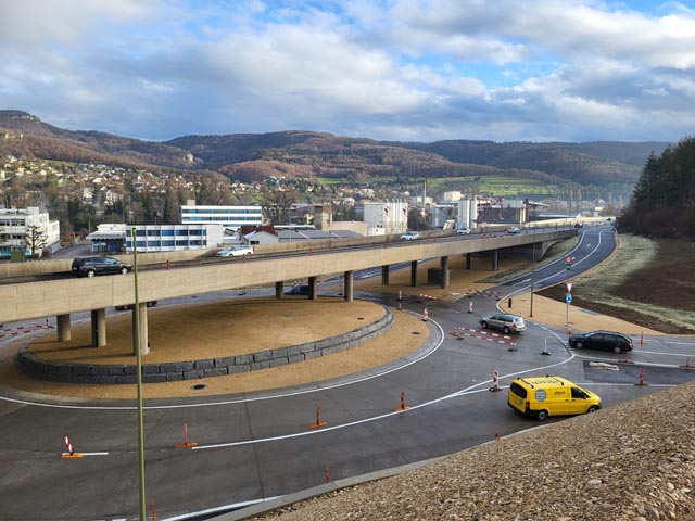 Die Hauptarbeiten am Vollanschluss Aesch sind abgeschlossen. Bis Ende Dezember 2022 konnten die beiden neuen Brückenbauwerke, der neue Betonkreisel sowie die Rampen zur A18 fristgerecht fertiggestellt werden. Als Zwischenschritt werden am 9. Februar die beiden neuen Anschlussrampen zur A18 in Richtung Laufen/Delémont für den Verkehr freigegeben. Foto: Kanton BL