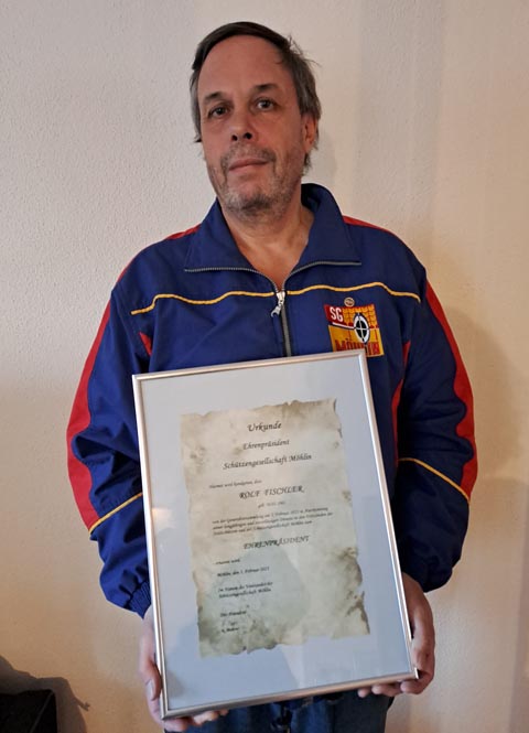  Rolf Fischler mit Ehrenurkunde. Foto: zVg