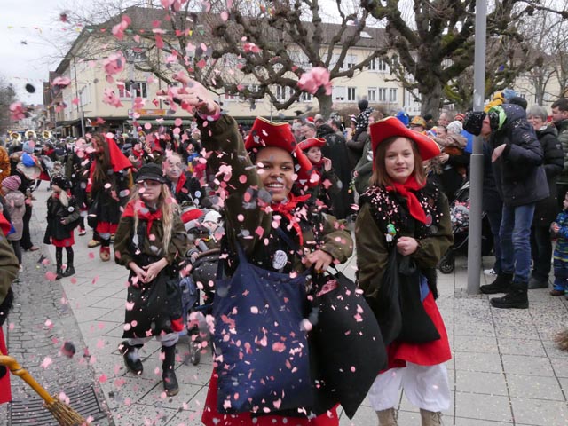 In Rheinfelden startete der Umzug diesmal auf deutscher Seite. Foto: Jörn Kerckhoff