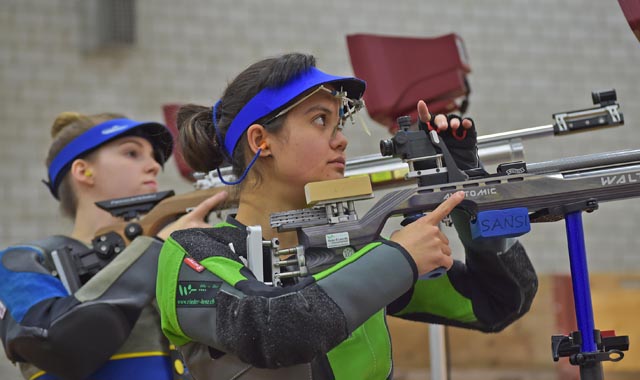 Kritischer Blick auf den Monitor: Frauensiegerin Darunee Frossard, hinten die zweitklassierte Selina Koch. Foto: wr