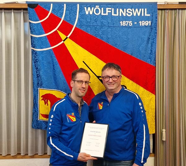 Präsident Reto Herzog (rechts) mit dem neuen Ehrenmitglied David Koch. Foto: zVg