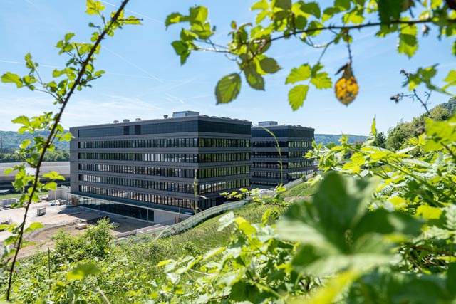 Das PSI und VDL ETG arbeiten bereits seit zehn Jahren zusammen. Dank des Park Innovaare – dessen neue Gebäude hier zu sehen sind – kommt die VDL ETG nun in die unmittelbare Nachbarschaft des PSI. Foto: Markus Teller