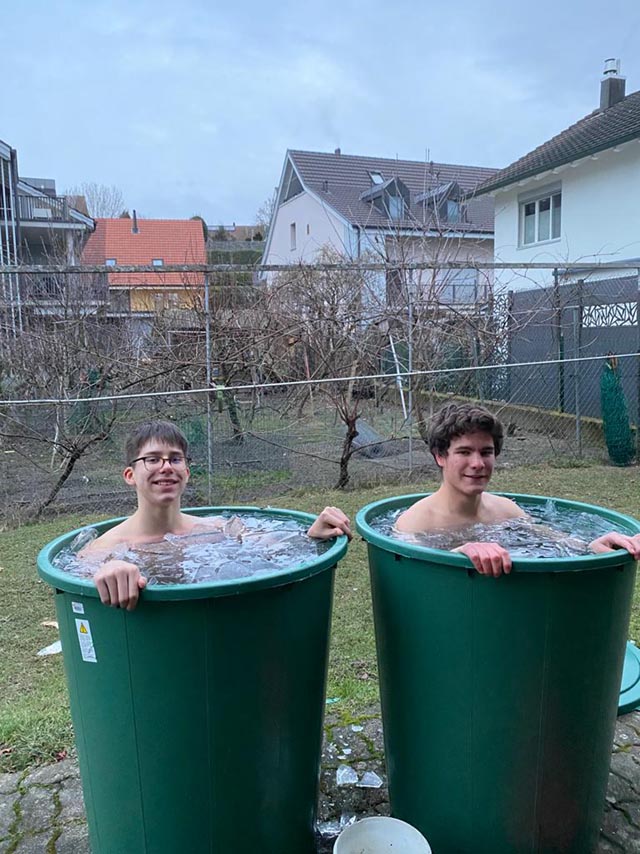 Die Sekundarschüler haben das Eisbaden für sich entdeckt. Foto: zVg