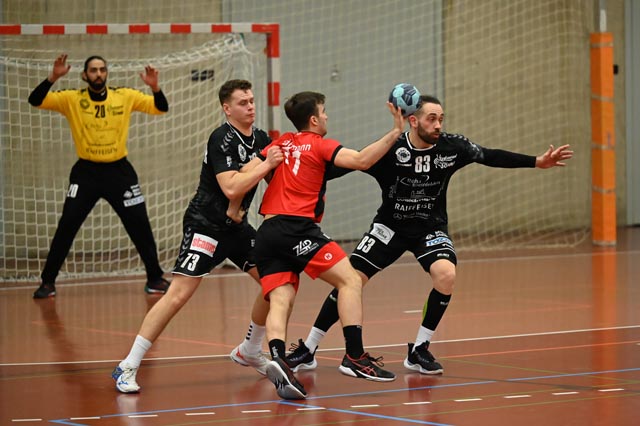 Jan Waldmeier und Justin Larouche verteidigen gegen Gian-Luca Bühlmann, welcher Sekunden später das Foul mit Rot gegen Waldmeier provoziert. Foto: Christine Steck