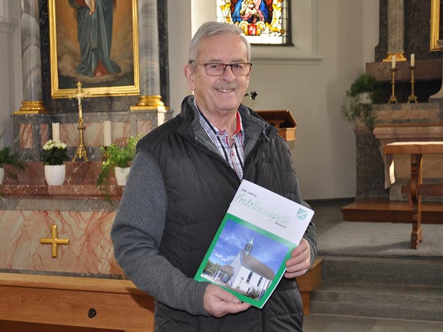 Walter Wicky, der Präsident des Kapellenverein, freut sich über die Festschrift und auf den bevorstehenden Jubiläumsanlass. Foto: Jörg Wägli