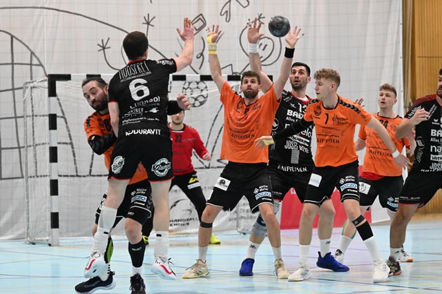 Das Möhliner Abwehrzentrum musste hart arbeiten, um die Kreisanspiele der Emmer abzuwenden. Foto: Christine Steck