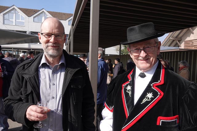 Walter Wicky, Präsident des Kapellenvereins (rechts), mit Historiker Linus Hüsser. Foto: Peter Schütz