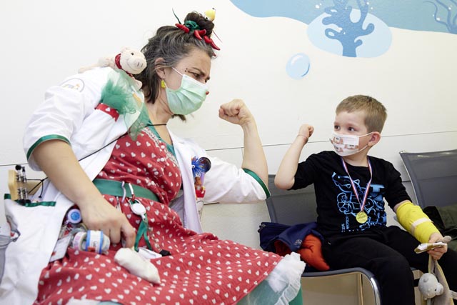 Im Wartebereich des Notfalls werden Schmerzen für einen Moment vergessen. Foto: © Annette Boutellier/Stiftung Theodora