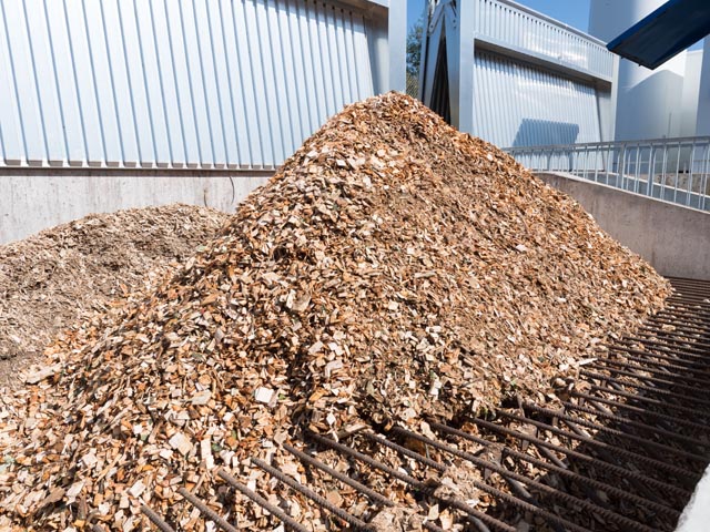 Die Wärme wird primär aus regionalal gewachsenem Holz produziert; Symbolbild Hackholzschnitzel. Foto: zVg