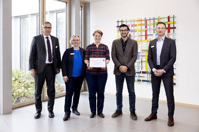 Bild (v.l.): Matthias Mühlheim (Adm. Direktor, Reha Rheinfelden), Dr. phil. Corina Schuster-Amft (Jurymitglied und Leiterin Wissenschaftliche Abteilung, Reha Rheinfelden), Dr. scient. med. Eliane Lüthi-Müller (Gewin-nerin Forschungspreis, Kliniken Valens, CH), Dr. Carlos Gonzalez Blum (Jurymitglied, Hochschule Furtwangen, D), Prof. Dr. med. Leo Bonati (Chefarzt und med. Direktor, Reha Rheinfelden). Foto: Reha Rheinfelden 