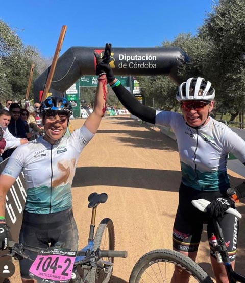 Irina Lützelschwab und Katazina Sosua durften sich in diesem Jahr über den Sieg Beim Andalusia Bike Race freuen. Foto: zVg