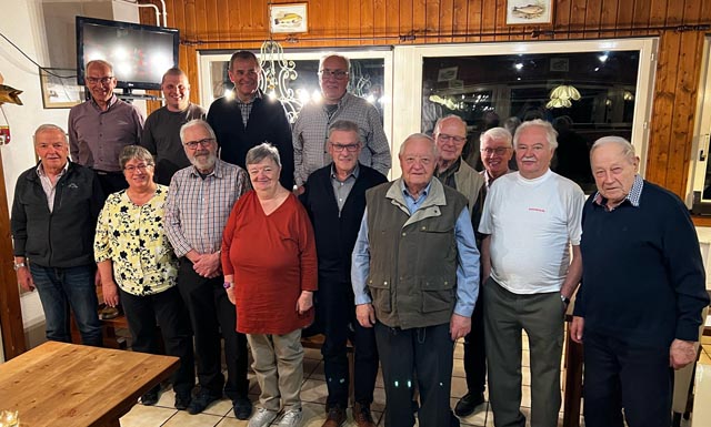 Die geehrten Vereinsmitglieder: hinten von links: Markus Rüede (50 Jahre), Roger Stäuble (25 Jahre) , Willi Weber (50 Jahre), Roland Obrist (50 Jahre); vorne von links: Roland Rüede (50 Jahre), Monika Schraner (20 Jahre Schützenhauswirtin), Edwin Rüede (50 Jahre), Gaby Weiss (16 Jahre Aktuarin), Bruno Schraner (50 Jahre), Erich Rüede (70 Jahre), Werner Stäube (Veteranengruppe), Willy Stäuble (Veteranengruppe), Franz Rüede (60 Jahre), Josef Wächter (70 Jahre). Foto: zVg