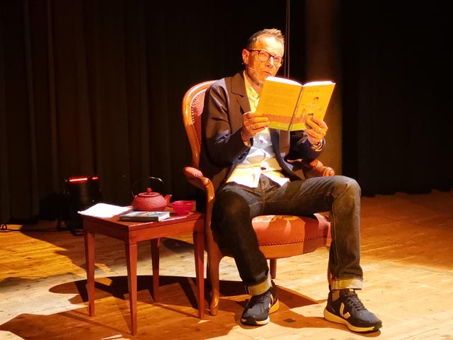 Bänzi Friedli changiert zwischen poetischer Lesung, kabarettistischem Blick auf die politische und gesellschaftliche Aktualität und tiefgründigem Sinnieren über die Vergangenheit: Es ist eben kompliziert. Foto: Dominik Pfoster