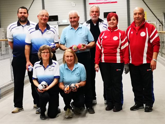 Jeweils von links: vorne: Christina Wyrsch und Helga Petriella; hinten: Franco Petriella, Hanspeter Wyrsch, Vito Petriella, Harry Feifer, Nadja Alessandro und Vincenzo Panico. Foto: zVg