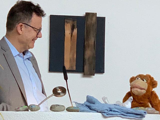 Pfarrer Andreas Fischer mit Theobald, «em Pfaff sin Aff» . Foto: zVg