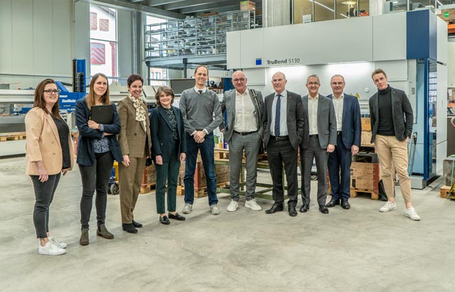 Der Regierungsrat bei seinem Besuch bei der Tiba AG in Liestal (von links nach rechts): Jasmin Kammer, Empfang &amp; Marketing Tiba AG, Lea Weissenberger, Unternehmenspflege, Standortförderung Baselland, Regierungsrätin Monica Gschwind, Regierungsratspräsidentin Kathrin Schweizer, Lukas Bühler, Geschäftsführer Tiba AG, Regierungsrat Isaac Reber, Regierungsrat Dr. Anton Lauber, Regierungsrat Thomas Weber, Thomas Kübler, Leiter Standortförderung Baselland, Matthias Wahl, Leiter Marketing &amp; Verkauf Tiba AG. Foto: VGD