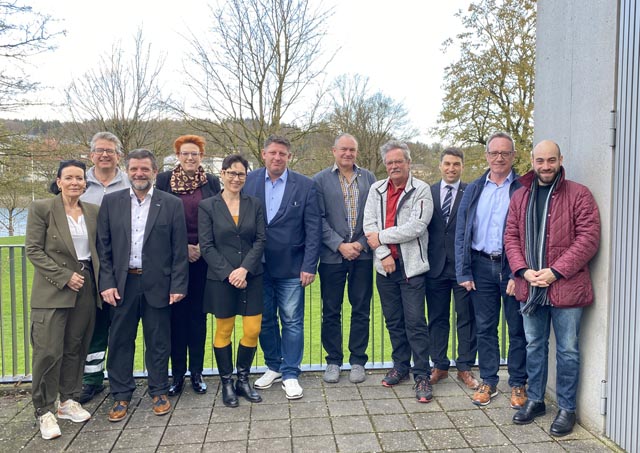 Vertreterinnen und Vertreter des Komitees und des Co-Präsidiums machen sich stark für den Halbstundentakt zwischen Stein und Laufenburg, um den drohenden Verkehrskollaps zu verhindern. Foto: Sonja Fasler