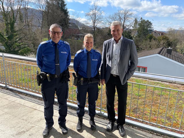 Bild (v.l.): Polizeichef Oblt Werner Bertschi, Pol Jennifer Schmid und Gemeindeammann Daniel Suter. Foto: zVg