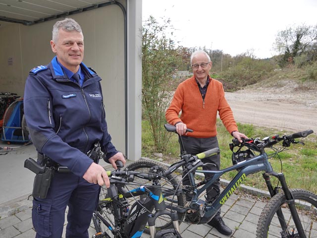 Hansueli Loosli, Leiter Regionalpolizei unteres Fricktal (links), und der Rheinfelder Vizeammann Walter Jucker mit aufgefundenen Velos. Foto: Peter Schütz