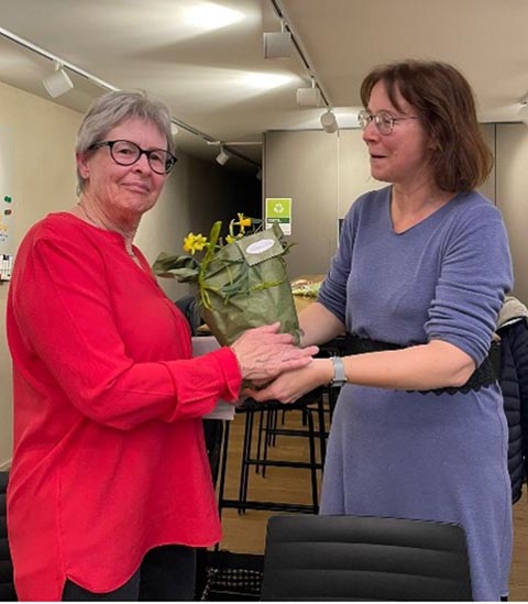 Mirjam Maurer (rechts) bedankt sich bei Susanne Abt für ihre Arbeit im Vorstand. Foto: zVg