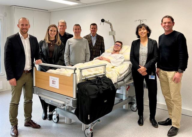 Stofftasche statt Plastiksäcke: Das aus Pflege- und Logistikexperten bestehende Projektteam präsentiert gemeinsam mit Vertretern der Firma ZippSafe einen Prototypen des ZippBag. Foto: zVg