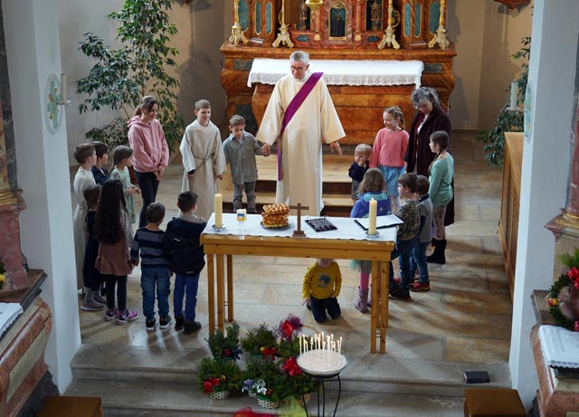 «Vater unser» mit den Kindern im Kreis. Foto: zVg
