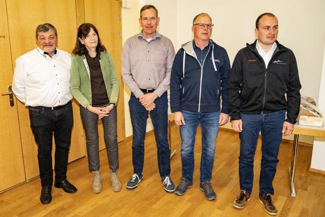 Wurden für ihre ausserordentlichen Verdienste geehrt: Andreas Hitz, Kathrin Hasler, Reto Härdi, Stefan Käser und Fabian Grossenbacher (v. l. n. r.). Foto: bva
