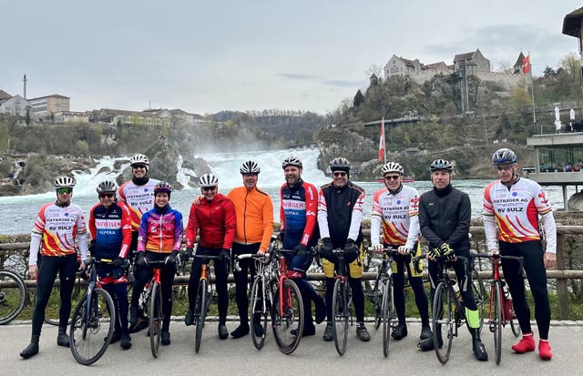 Die Hobbyfahrer des Radfahrervereins «Helvetia» Sulz beim obligaten Foto am Karfreitag vor dem Rheinfall in Schaffhausen. Foto: zVg