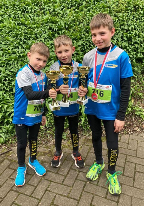 Levin, Lian und Collin Bittl nahmen erfolgreich am Hasenlauf statt. Foto: zVg