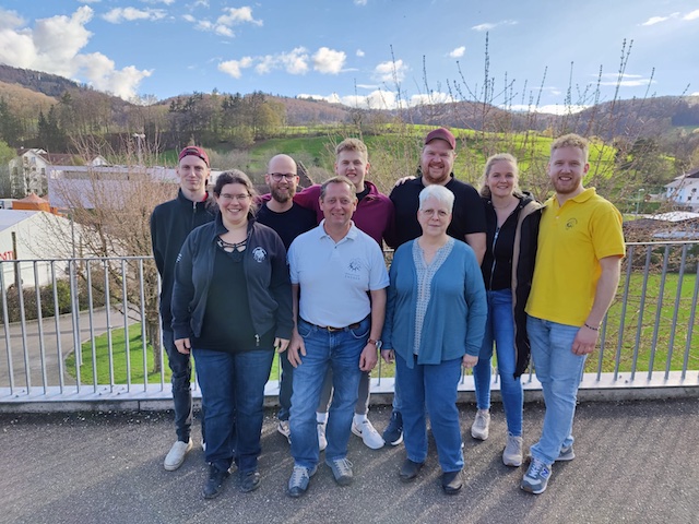 Hinten von links: Dario Senn, Fabio Sacher, Ivan Gysin, Markus Kim, Anja Schütz, Severin Gysin; Vorne von links: Michaela Sacher, Philipp Hasler, Ursula Freiermuth. Foto: zVg