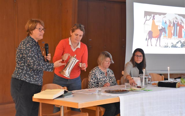 Das Katechetikteam (Susanne Hirte, Patricia Godena und Yvonne Blattner) sowie Pfarrerin Nadja Huser erklären die Symbolik der Sederfeier. Foto: zVg