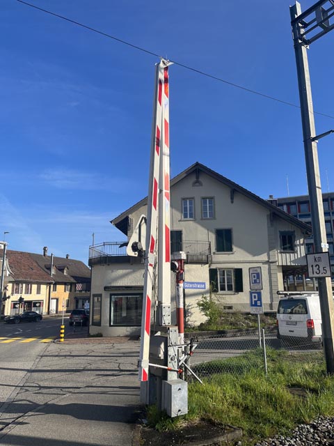Beschädigte Bahnschranke. Foto: Polizei AG
