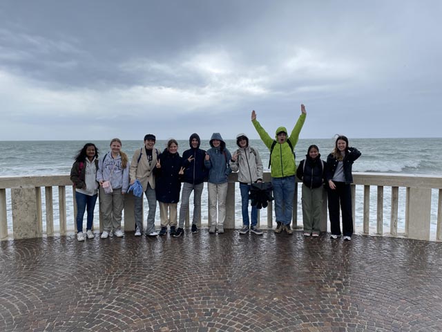 Happy trotz Regen beim Ausflug ans Meer. Foto: zVg