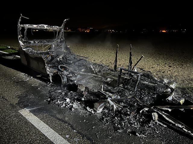 Der Wohnanhänger wurde jedoch komplett zerstört. Foto: Polizei Aargau
