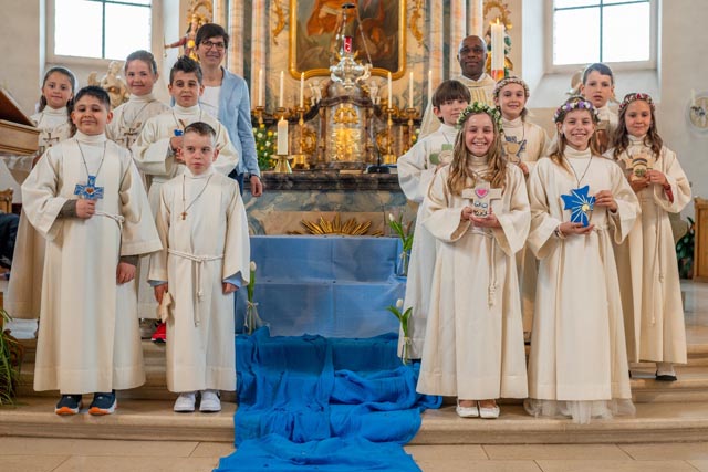 Elf KInder feierten in Wegenstetten ihre Erstkommunion. Foto: Willi Baldinger