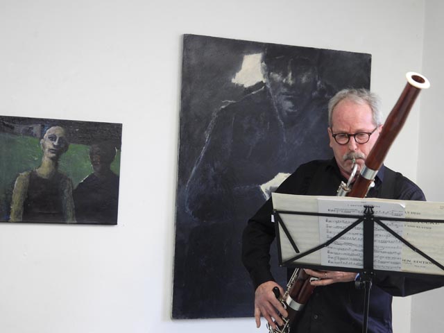 Robert Wernli umrahmte die Vernissage mit seinem Fagott. Foto: Peter Bircher