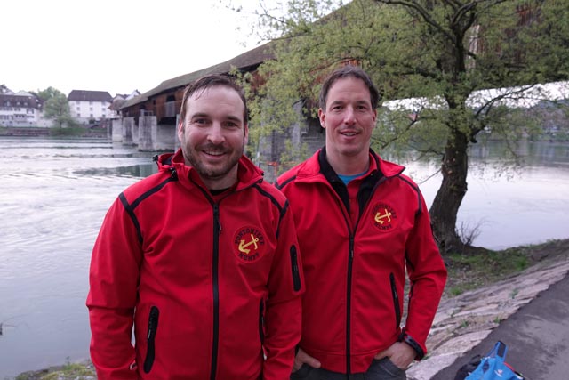 Phil Jegge (links) und Silvan Schmid an der Holzbrücke auf Steiner Boden. Foto: Peter Schütz