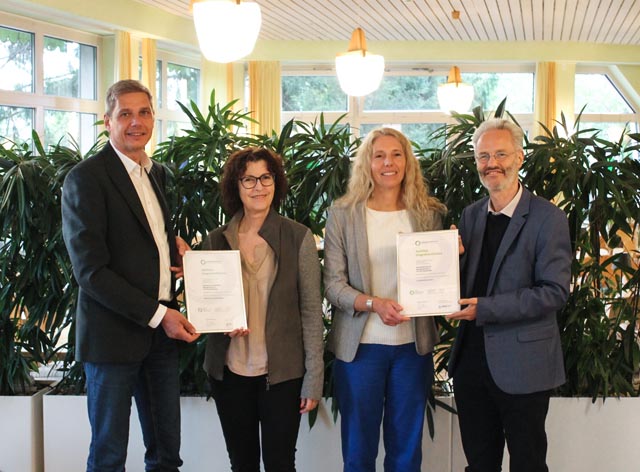  Dr. med. Maik Hauschild, Chefarzt und Leiter der Frauenklinik des GZF und des Brustzentrums Rheinfelden, Anneliese Seiler, CEO GZF, Dr. med. Stefanie Stirnberg, Oberärztin und Leiterin Integrative Medizin Frauenklinik des GZF und des Brustzentrums Rheinfelden, und Dr. med. Lukas Schöb, Präsident von integrative-kliniken.ch, bei der Zertifikatsübergabe (von links). Foto: gzf 