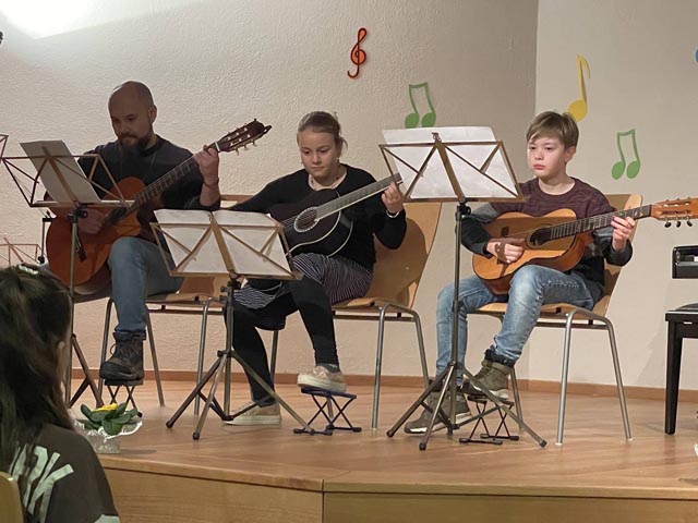 Zwei Gitarrenschüler von Pablo Cevallos zeigten gemeinsam ihr Können. Foto: zVg
