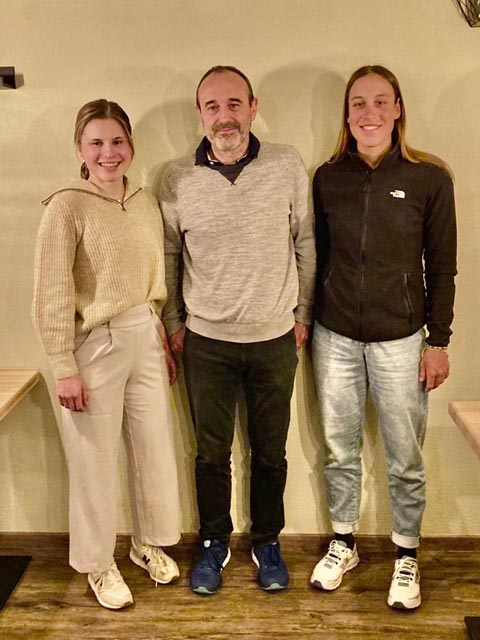 Bild von links: Noelle Rüetschi, VCK- Präsident Oliver Müller und Irina Lützelschwab. Foto: zVg